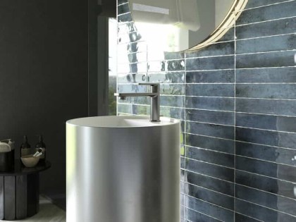 KALON QYMH1942BI41190_KALON_04_AMBIENTE_DETALLE_KALON_BLUE_5X25_FREESTANDING_TL_BANO_SZ7